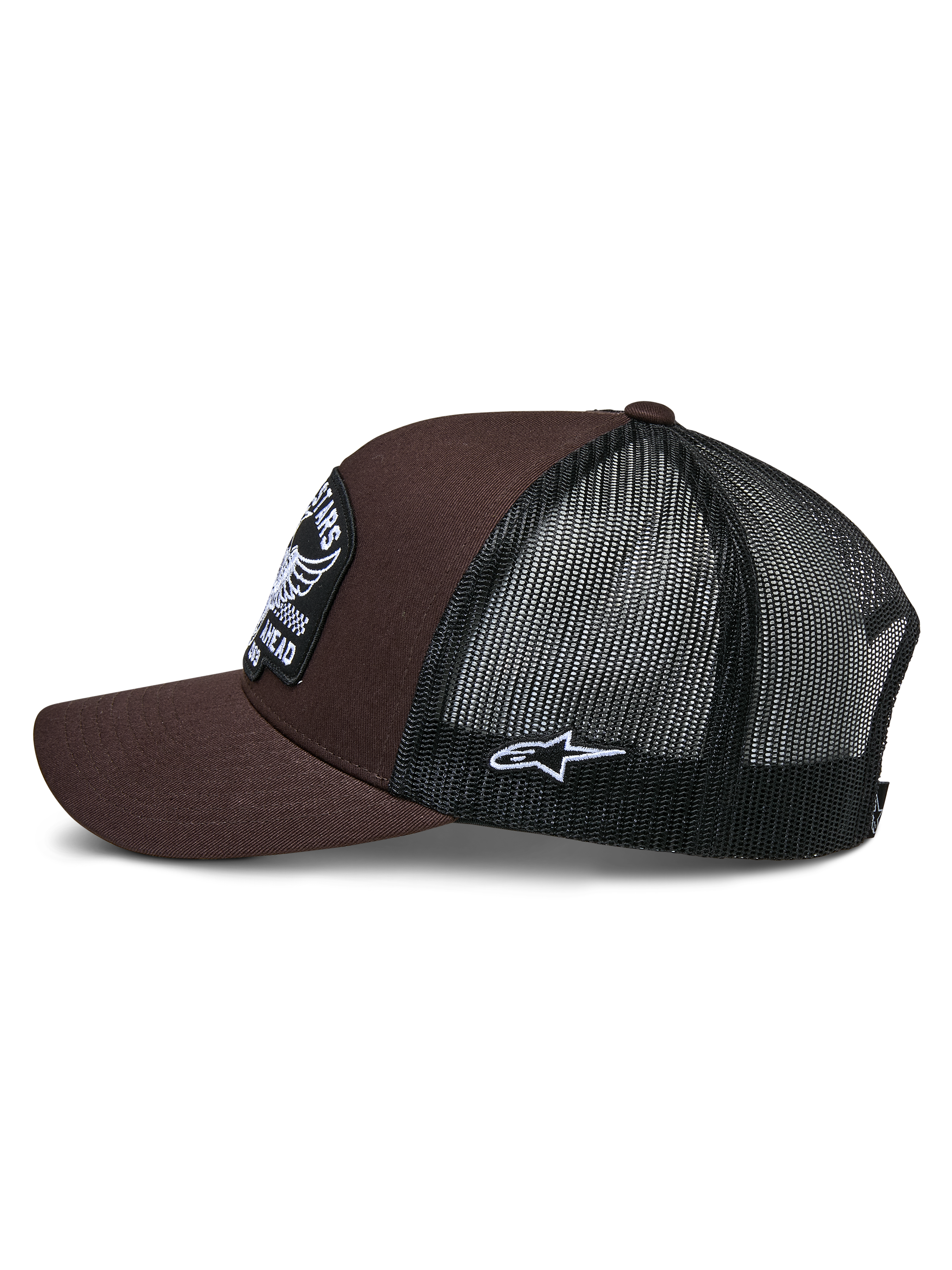 Alpinestars Heritage Patch Trucker pet, bruin en zwart, zijaanzicht met bruine twill voorkant en zwarte mesh achterkant, witte Ageless logo patch aan de zijkant, gestructureerde kroon en gebogen klep