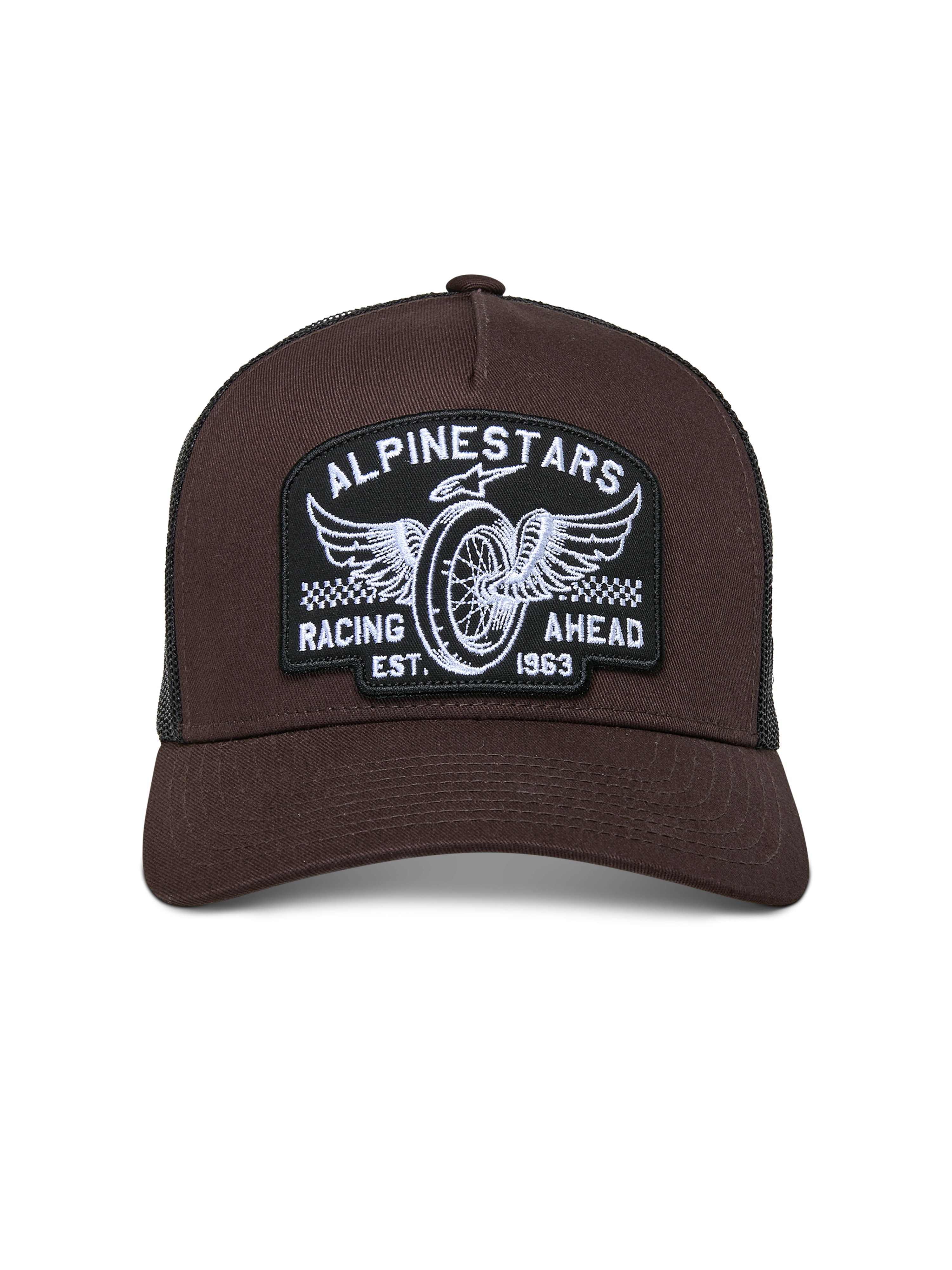 Alpinestars Heritage Patch Trucker Pet, bruine voorkant met zwarte mesh achterkant, gebogen klep en gestructureerde kroon, grote geborduurde patch met gevleugeld wiel en "Racing Ahead" tekst, casual motorsport-geïnspireerde pet