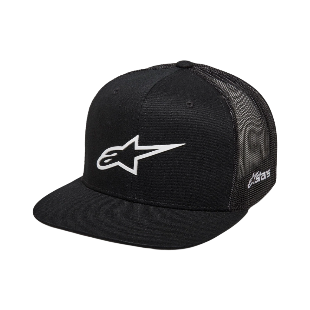 Alpinestars 3D Ageless Trucker pet, zwart met wit Alpinestars-logo, platte klep, gestructureerde kroon, zwarte mesh achterkant, casual op motorsport geïnspireerde sportkleding