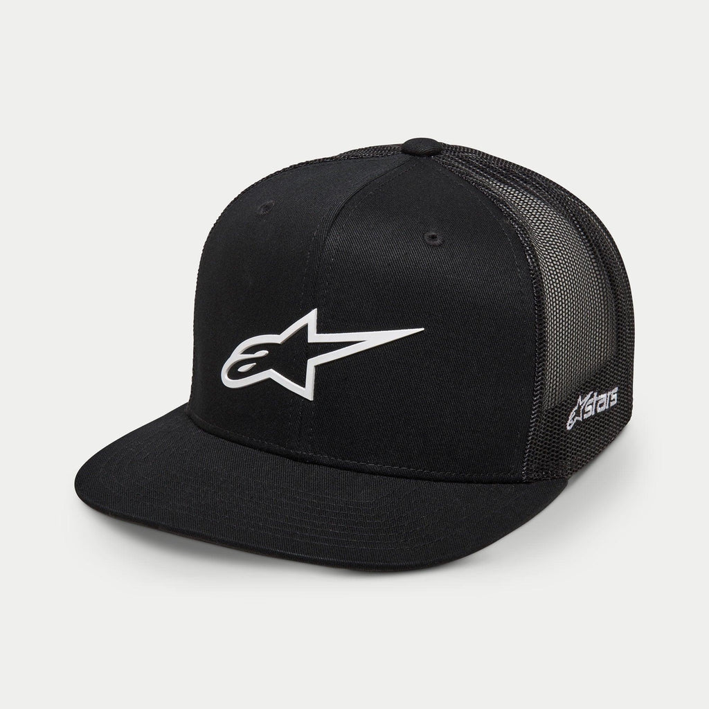 Alpinestars 3D Ageless Trucker pet, zwart en wit, gestructureerde kroon met platte klep en poly mesh achterkant, voorzien van een groot wit 3D geborduurd Ageless-logo op de voorkant en Astars-branding aan de zijkant, casual motorsport lifestyle pet