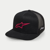Alpinestars 3D Ageless Trucker Pet, zwart en rood, met een rood geborduurd logo op de voorzijde, zwarte mesh panelen aan de achterkant, platte klep, wit borduurwerk op de zijkant, casual motorsport-geïnspireerde pet