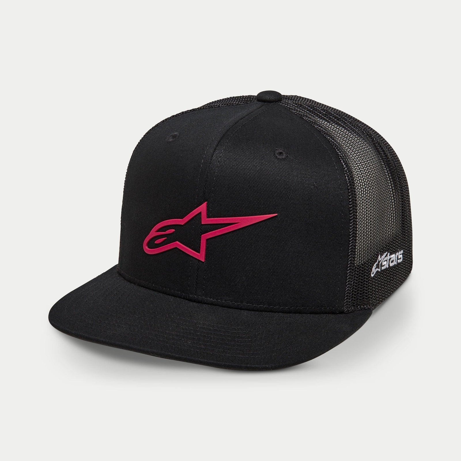 Alpinestars 3D Ageless Trucker Pet, zwart en rood, met een rood geborduurd logo op de voorzijde, zwarte mesh panelen aan de achterkant, platte klep, wit borduurwerk op de zijkant, casual motorsport-geïnspireerde pet
