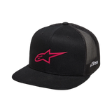 Alpinestars 3D Ageless Trucker pet, zwart met rood logo, met een platte klep en gestructureerde kroon, mesh achterkant, 3D geborduurd logo, casual motorsport hoofdbedekking