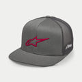 Alpinestars 3D Ageless Trucker pet, grijs met rood logo, platte klep, gestructureerde kroon, twill voorkant met grijze mesh achterkant, 3D rood geborduurd logo, casual motorsport-geïnspireerde pet
