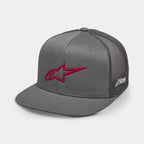 Alpinestars 3D Ageless Trucker pet, grijs met rood logo, platte klep, gestructureerde kroon, twill voorkant met grijze mesh achterkant, 3D rood geborduurd logo, casual motorsport-geïnspireerde pet