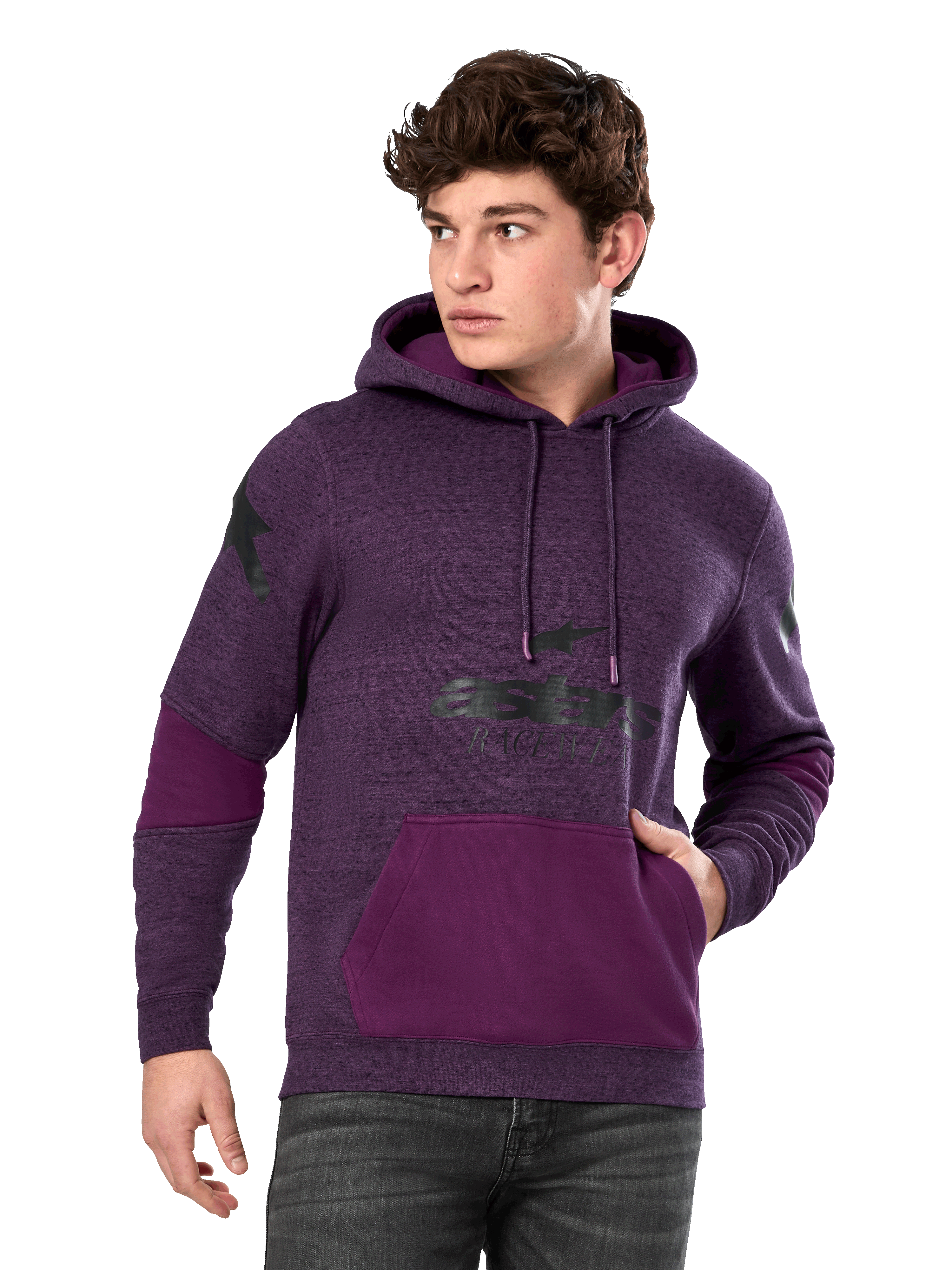 Alpinestars Perpetuate hoodie, paars gemêleerd en donkerpaars, fleece pullover voor heren, zwarte logo-graphics, kangoeroezak, casual motorsport-geïnspireerde streetwear, man draagt hoodie met donkere jeans