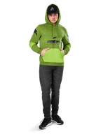 Alpinestars Perpetuate Hoodie, gemêleerde limegroene pullover fleece met contrasterende felgroene kangoeroezak en mouwpanelen, zwarte 'astars' graphic op de voorzijde, gedragen met een zwarte pet en donkere jeans, casual motorsport-geïnspireerde streetwear