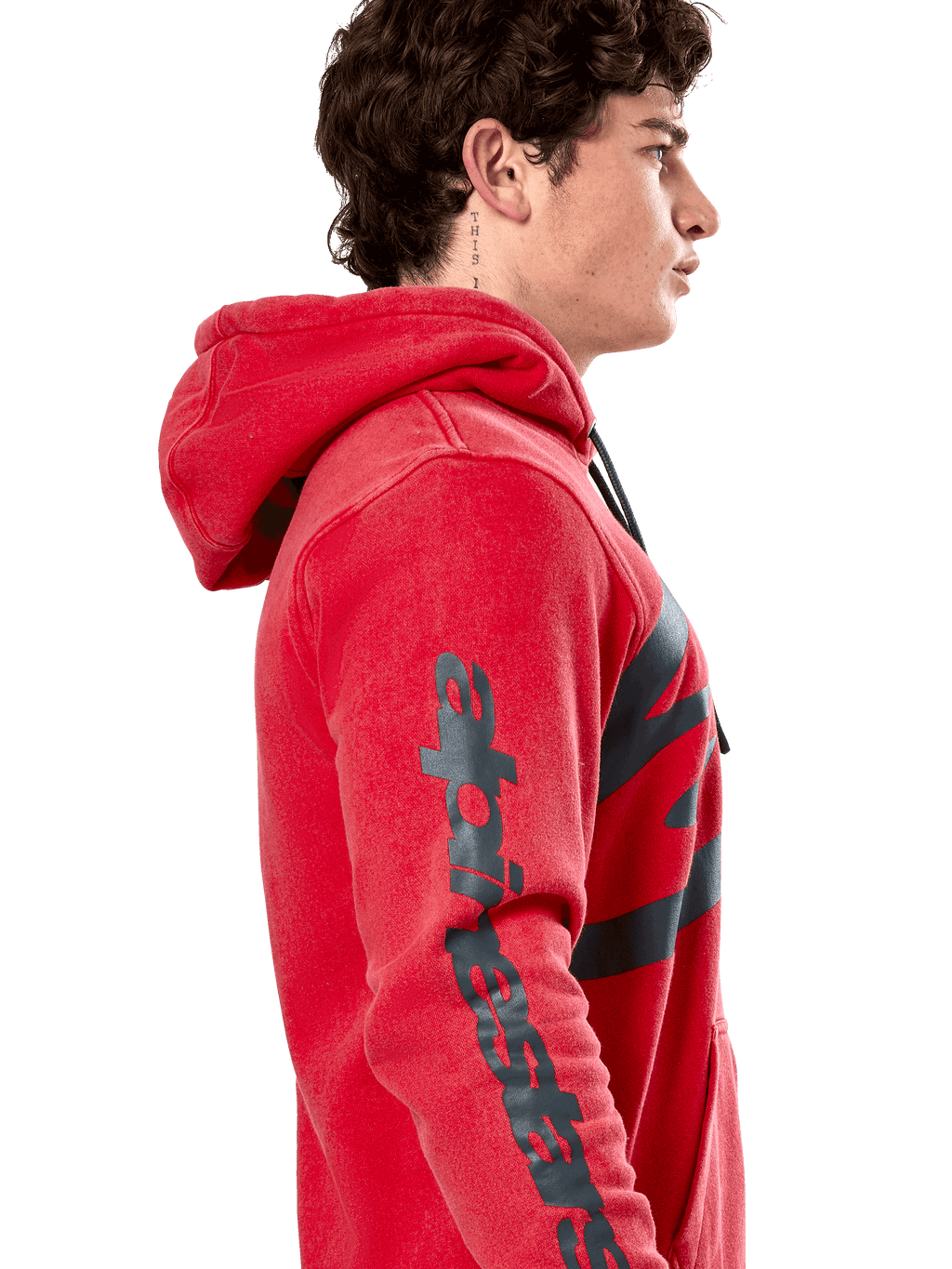 Alpinestars Unbound Hoodie, rode pullover fleece hoodie, zijprofiel met donkergrijs Alpinestars-woordmerk op de mouw, garment-dyed afwerking met een capuchon met trekkoord, casual motorsport streetwear
