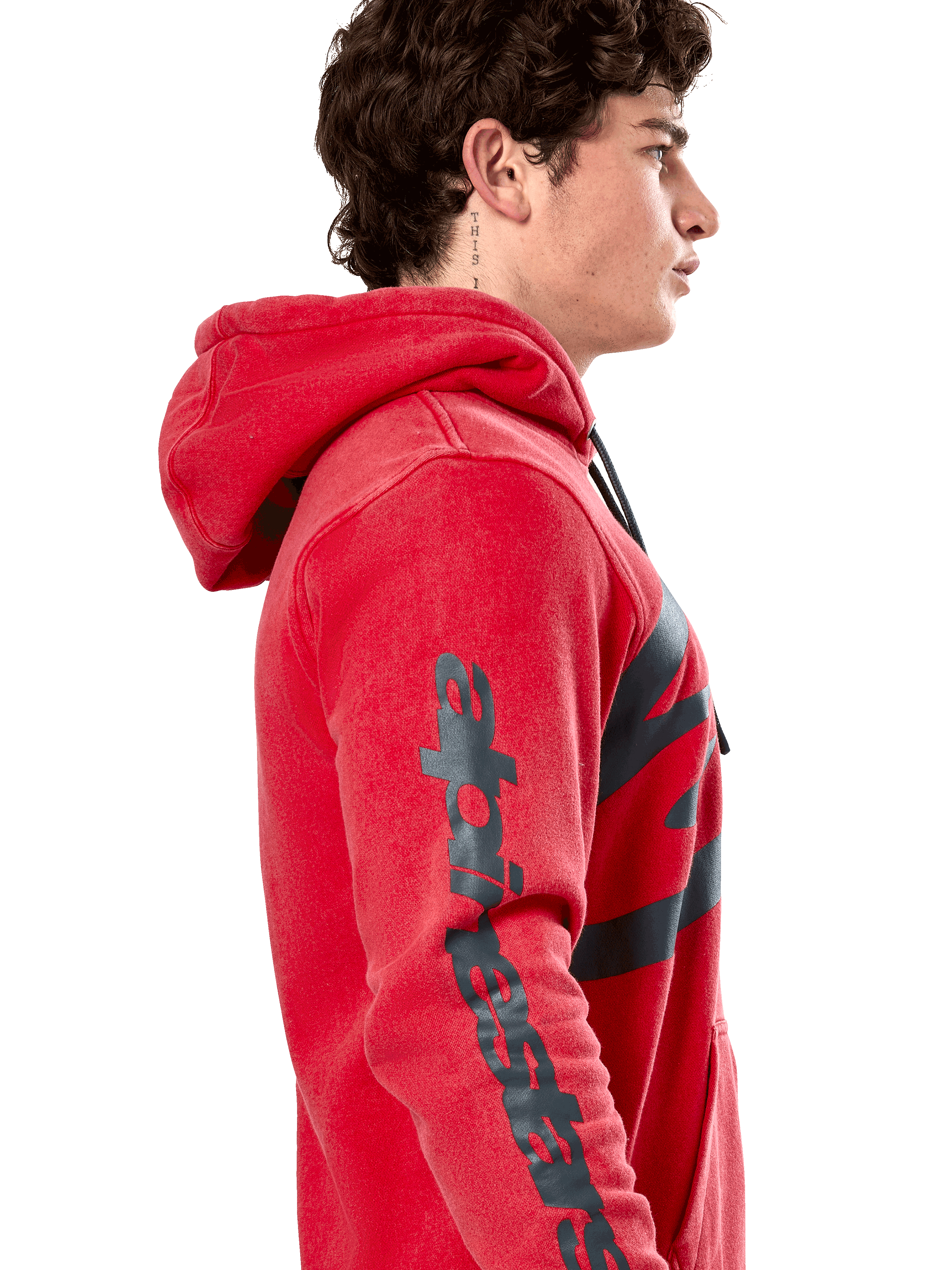Alpinestars Unbound Hoodie, rode pullover fleece hoodie, zijprofiel met donkergrijs Alpinestars-woordmerk op de mouw, garment-dyed afwerking met een capuchon met trekkoord, casual motorsport streetwear