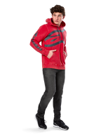 Alpinestars Unbound Hoodie, rode kledinggeverfde pullover fleece, extra groot donker logo op de borst en woordmerk op de mouwen, kangoeroezak, capuchon met trekkoord, gedragen door model met donkergrijze jeans en zwarte sneakers, casual op motorsport geïnspireerde streetwear