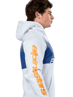 Alpinestars Specter Hoodie, casual streetwear, wit met blauwe verloopvervaging print, groot oranje Alpinestars woordmerk op de mouw, zijprofiel van een man die een pullover hoodie draagt
