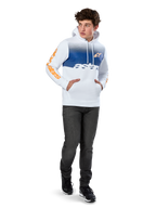 Alpinestars Specter Hoodie, witte pullover fleece met blauwe kleurverloop-print, oranje HD-logo op de borst en woordmerken op de mouwen, voorzien van een kangoeroezak en capuchon met trekkoord, gedragen met donkere jeans voor een casual motorsport-geïnspireerde look