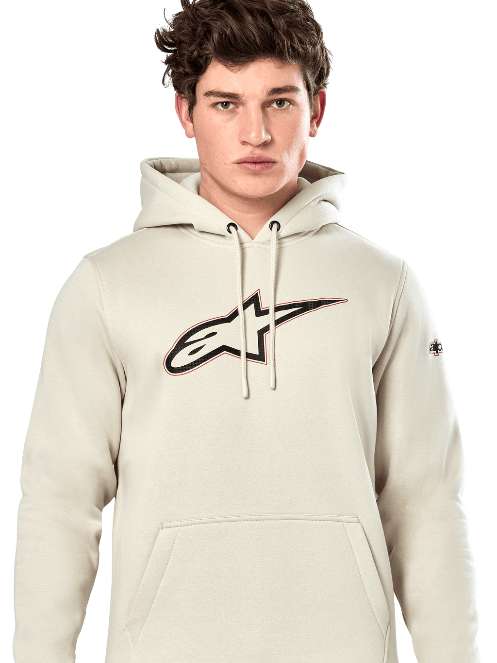Alpinestars Insignia Hoodie, casual pullover sweatshirt, Off White met logo met carbonvezel-look op de borst, rode omtrek, capuchon met trekkoord en kangoeroezak, gedragen door model, op de motorsport geïnspireerd ontwerp