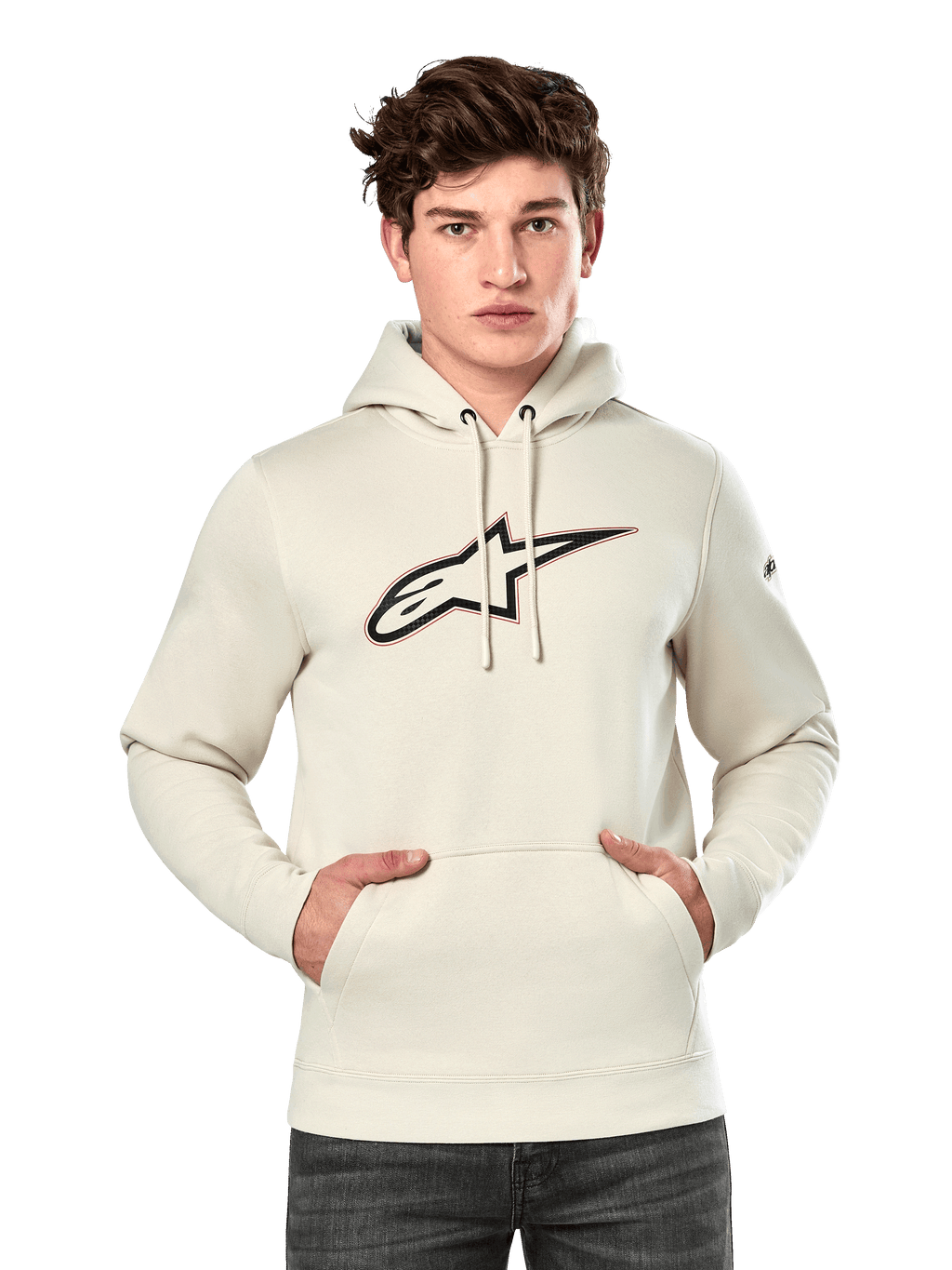 Alpinestars Insignia Hoodie, gebroken witte pullover fleece, mannelijk model draagt hoodie met groot Alpinestars-logo met carbonlook en rode omlijning op de borst, kangoeroezak, capuchon met trekkoord, casual motorsport-geïnspireerde streetwear