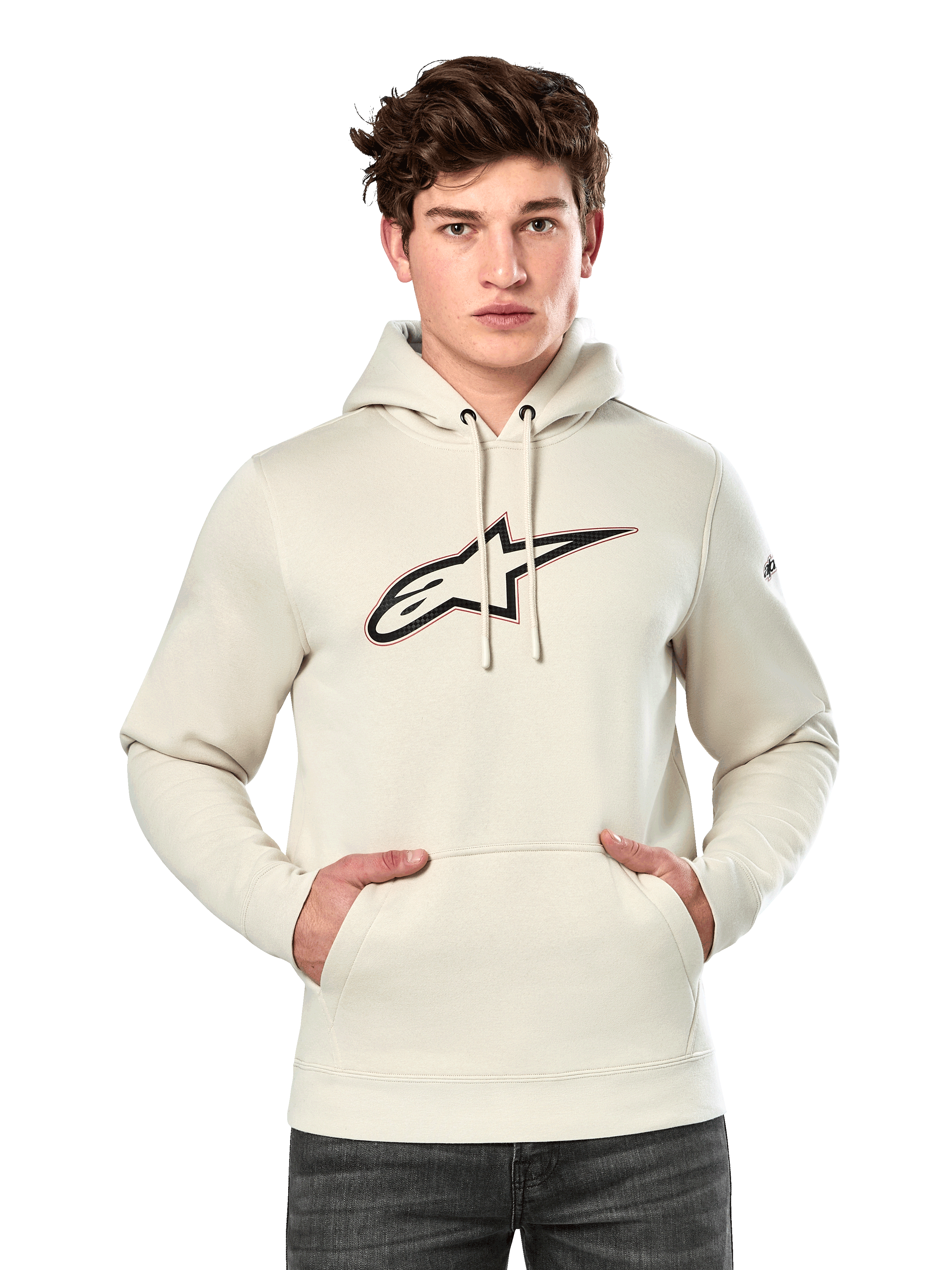 Alpinestars Insignia Hoodie, gebroken witte pullover fleece, mannelijk model draagt hoodie met groot Alpinestars-logo met carbonlook en rode omlijning op de borst, kangoeroezak, capuchon met trekkoord, casual motorsport-geïnspireerde streetwear