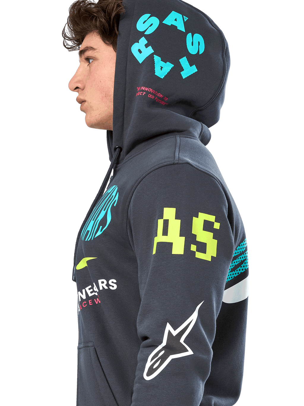 Alpinestars Variegate Hoodie, gunmetal grijze fleece hoodie met ritssluiting, zijprofiel van model, multi-logo artwork in neongeel, lichtblauw en wit, met 'AS' branding op de mouw en 'STARS' op de capuchon, casual op motorsport geïnspireerde streetwear