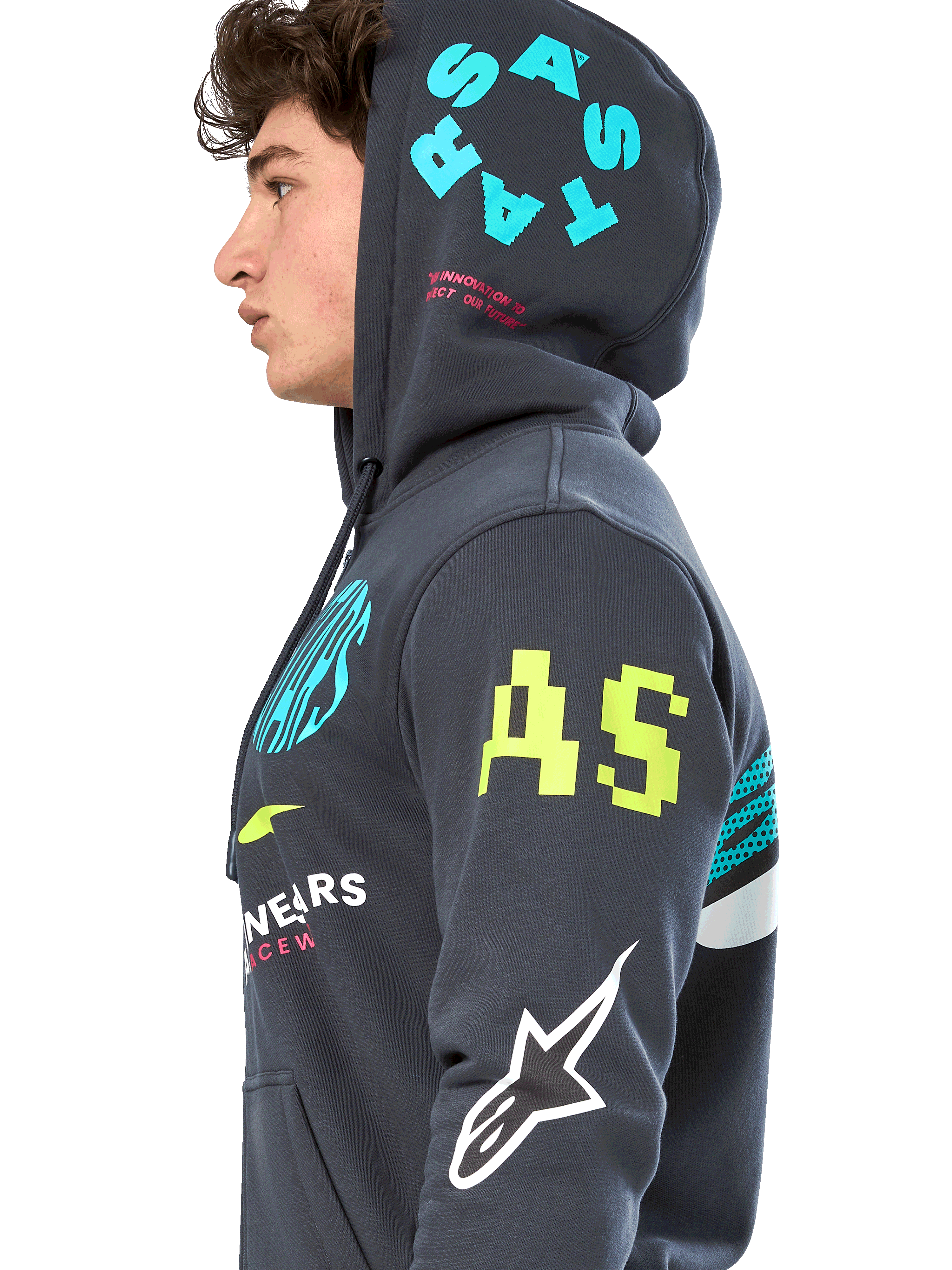 Alpinestars Variegate Hoodie, gunmetal grijze fleece hoodie met ritssluiting, zijprofiel van model, multi-logo artwork in neongeel, lichtblauw en wit, met 'AS' branding op de mouw en 'STARS' op de capuchon, casual op motorsport geïnspireerde streetwear