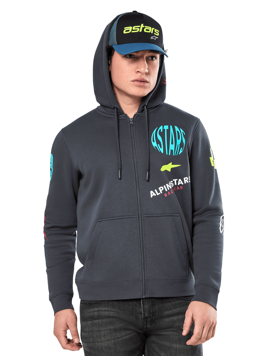 Alpinestars Variegate Hoodie, fleece hoodie met ritssluiting, gunmetal grijs met veelkleurige logo-graphics op de borst en mouwen, gedragen door model met bijpassende pet, casual streetwear met kangoeroezakken en een rits over de gehele lengte