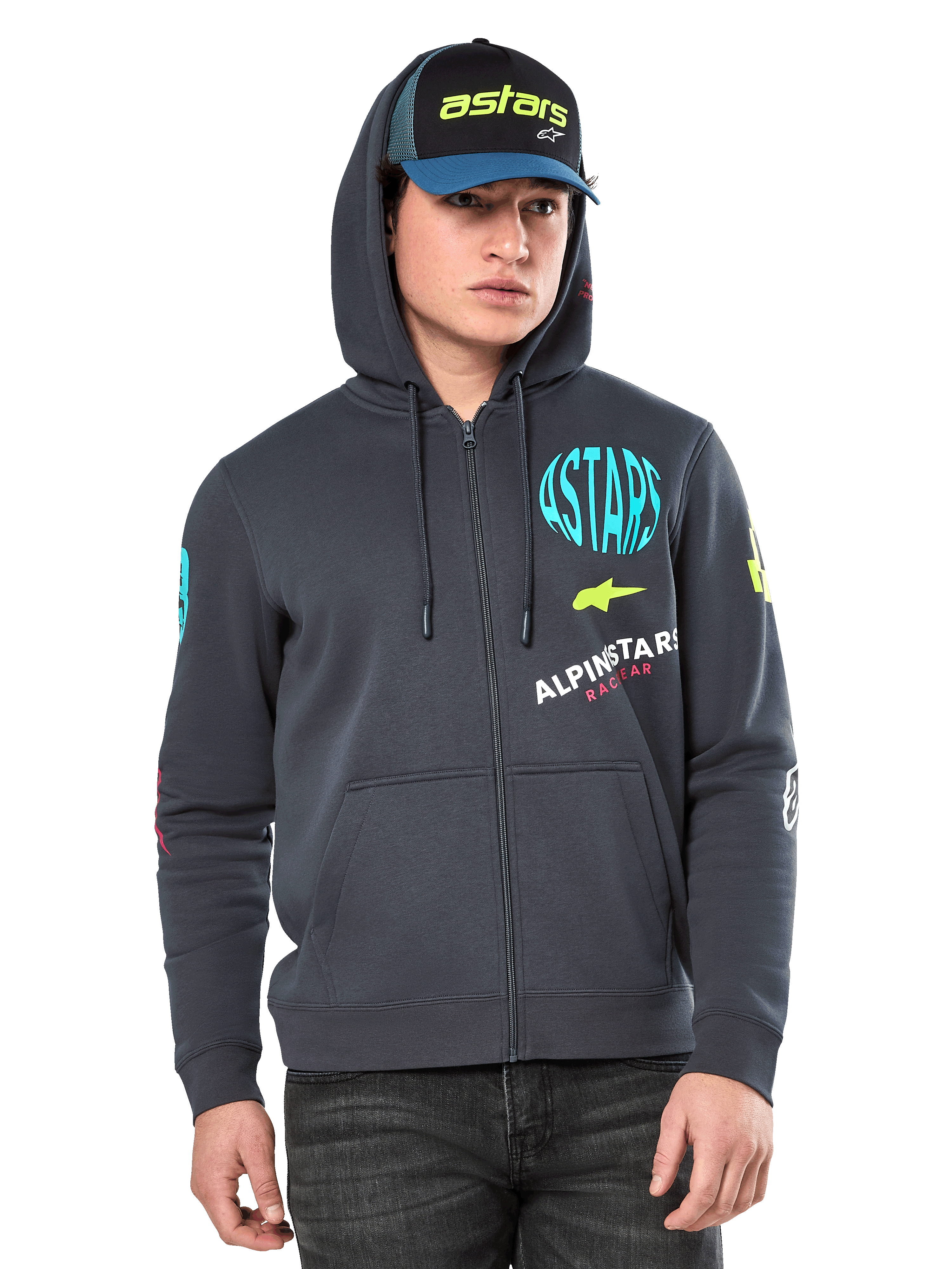 Alpinestars Variegate Hoodie, fleece hoodie met ritssluiting, gunmetal grijs met veelkleurige logo-graphics op de borst en mouwen, gedragen door model met bijpassende pet, casual streetwear met kangoeroezakken en een rits over de gehele lengte
