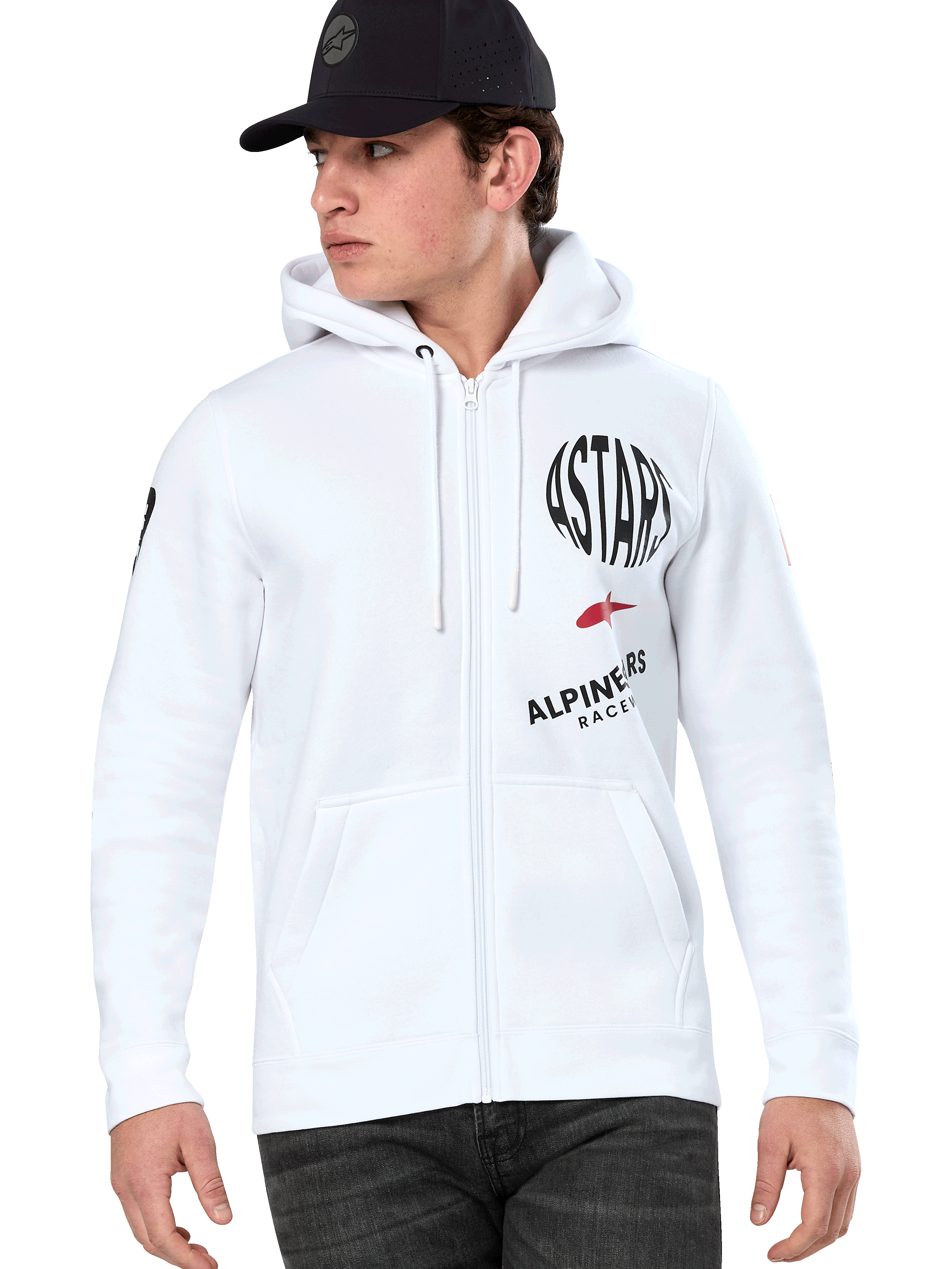 Alpinestars Variegate hoodie, witte ritshoodie met zwarte en rode ASTARS racing graphics, gedragen door een model met een zwarte pet en donkere jeans, casual motorsport streetwear met kangoeroezak en capuchon met trekkoord