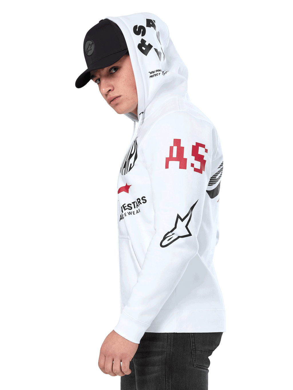 Alpinestars Variegate Hoodie, witte fleece hoodie met ritssluiting aan de voorkant, artwork met meerdere logo's op de mouwen en capuchon met rode 'AS'-belettering en zwart sterlogo, gedragen door een man met een zwarte pet, casual motorsport streetwear