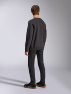 Alpinestars Positive Crew, zwarte pullover sweatshirt, achteraanzicht op model, casual motorsport-geïnspireerde streetwear, voorzien van een geribbelde zoom en manchetten.