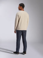 Alpinestars Positive Crew, Off White sweatshirt met ronde hals, achteraanzicht op model, gecombineerd met een donkere denim jeans en zwarte sneakers, casual motorsport streetwear, met geribde boorden en zoom
