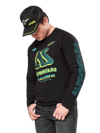 Alpinestars Ayess CSF longsleeve shirt, zwart shirt met lange mouwen met neongele en cyaan graphics, groot AS-logo op de borst en verticale Alpinestars-branding op de mouw, gedragen door een model met een bijpassende zwarte pet en donkere jeans, casual motorsport lifestyle kleding