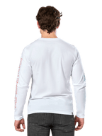 Alpinestars Ayess Csf Tee, T-shirt met lange mouwen, wit, achteraanzicht, met rode Alpinestars-belettering op de rechtermouw en blauwe graphics op de linkermouw, casual motorsport-geïnspireerde streetwear