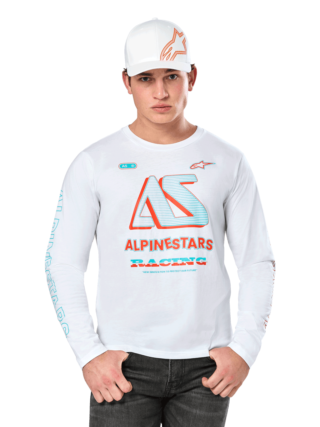 Alpinestars Ayess Csf longsleeve t-shirt, wit motorsports T-shirt met kleurrijk AS-logo in blauw en rood, ALPINESTARS RACING graphics, gedragen met witte pet en zwarte jeans, witte achtergrond