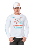 Alpinestars Ayess Csf longsleeve t-shirt, wit motorsports T-shirt met kleurrijk AS-logo in blauw en rood, ALPINESTARS RACING graphics, gedragen met witte pet en zwarte jeans, witte achtergrond