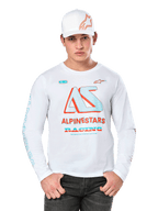 Alpinestars Ayess Csf longsleeve t-shirt, wit motorsports T-shirt met kleurrijk AS-logo in blauw en rood, ALPINESTARS RACING graphics, gedragen met witte pet en zwarte jeans, witte achtergrond