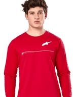 Alpinestars Committed CSF Tee, longsleeve T-shirt, rood, wit Astars-logo op de borst met horizontale lijn en "Premium Racewear" tekst, gedragen door een mannelijk model, casual streetwear geïnspireerd op de motorsport