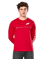 Alpinestars Committed CSF longsleeve shirt, rood, gedragen door een model, wit Astars-logo op de borst en Alpinestars-graphic op de mouw, horizontale witte borstlijn, casual motorsport-geïnspireerde streetwear