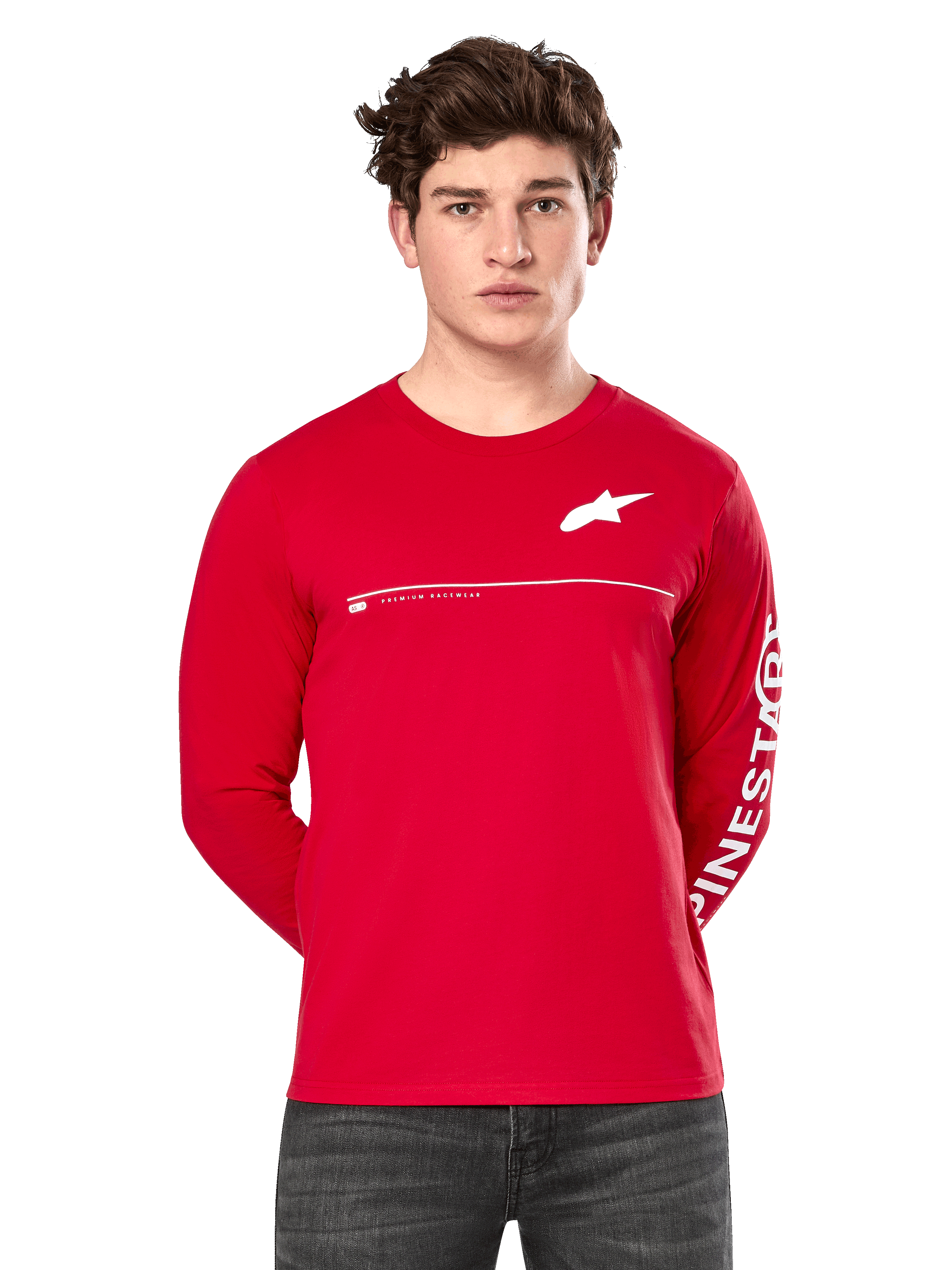 Alpinestars Committed CSF longsleeve shirt, rood, gedragen door een model, wit Astars-logo op de borst en Alpinestars-graphic op de mouw, horizontale witte borstlijn, casual motorsport-geïnspireerde streetwear