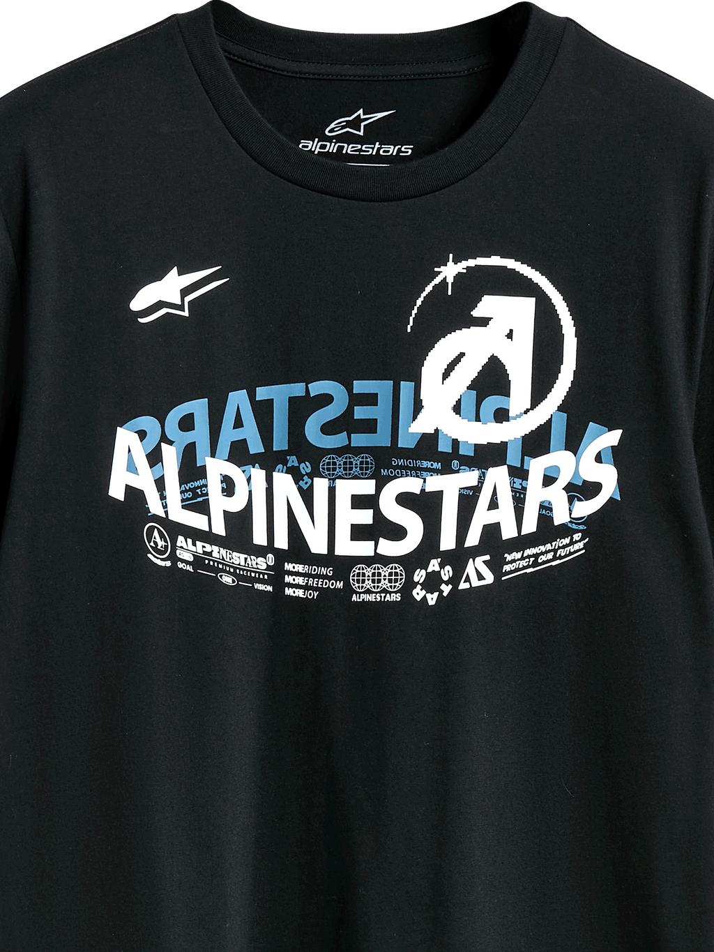 Alpinestars Semicircle CSF Tee, T-shirt met korte mouwen, zwart, met een complex gebogen Alpinestars-graphic in wit en blauw, inclusief technische iconen en slogans, casual motorsport streetwear