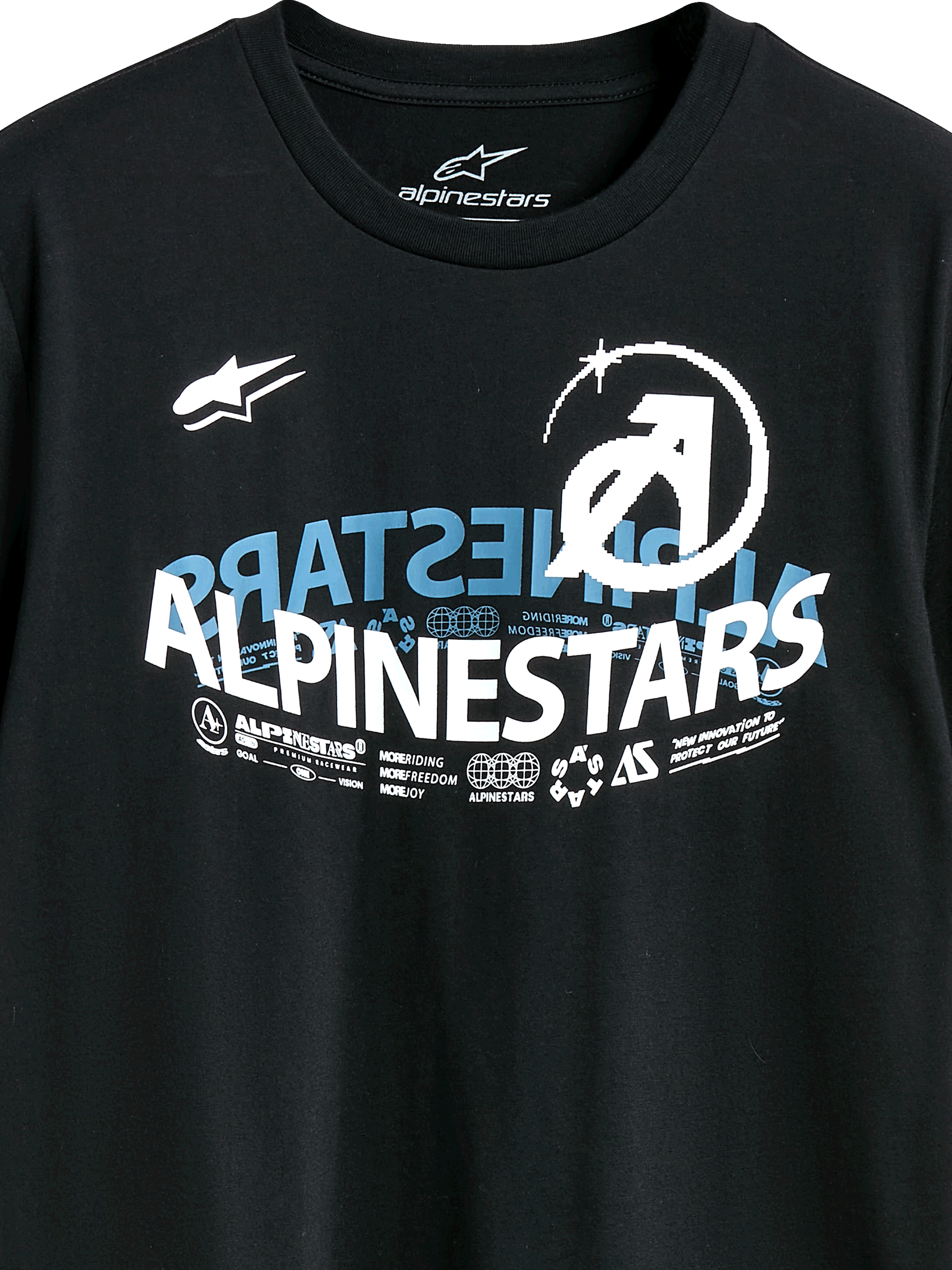 Alpinestars Semicircle CSF Tee, T-shirt met korte mouwen, zwart, met een complex gebogen Alpinestars-graphic in wit en blauw, inclusief technische iconen en slogans, casual motorsport streetwear