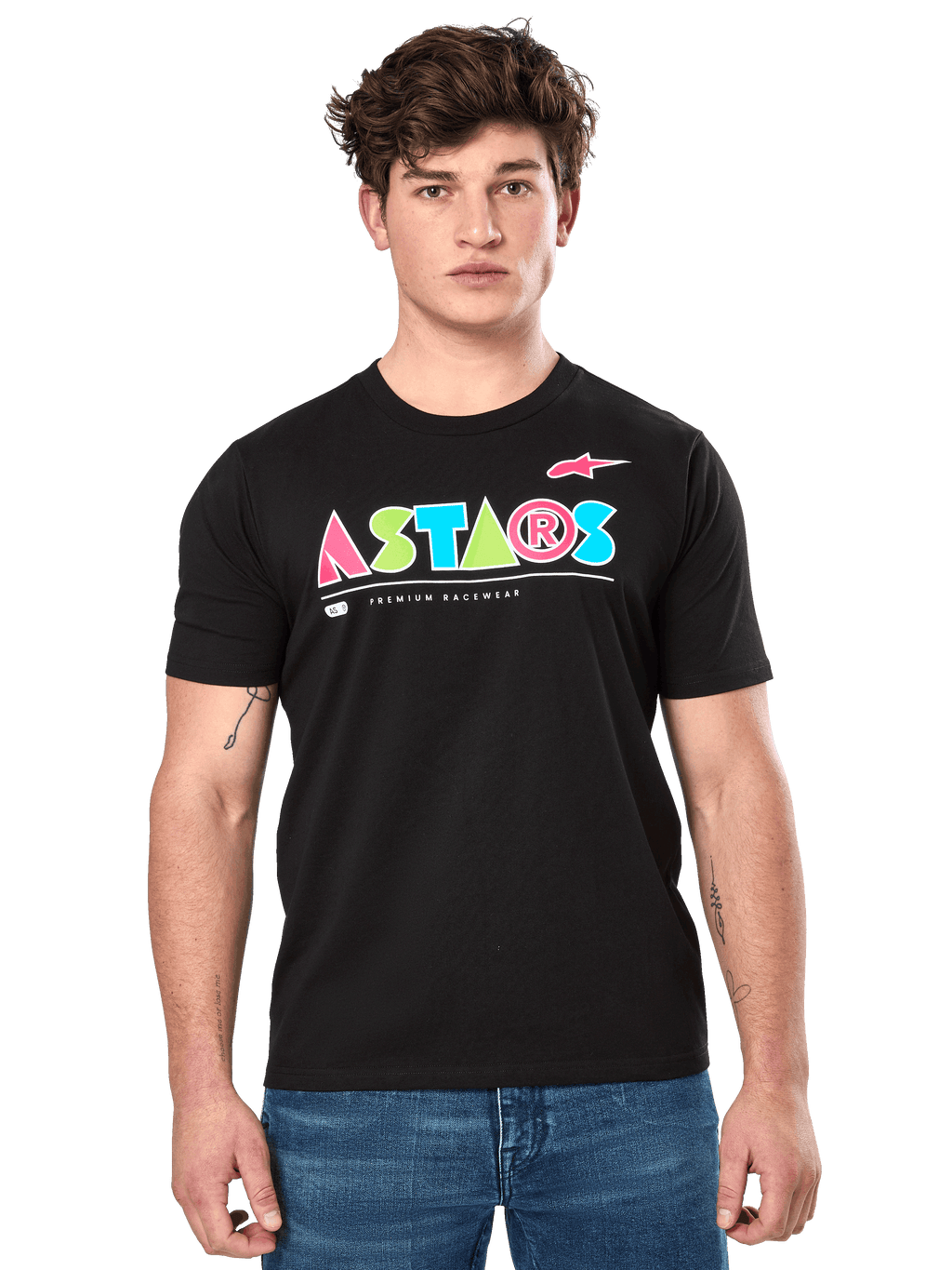 Alpinestars Cereal CSF Tee, zwart T-shirt met korte mouwen gedragen door een mannelijk model, kleurrijk geometrisch ASTARS-logo met de tekst Premium Racewear, casual motorsport streetwear