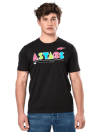 Alpinestars Cereal CSF Tee, zwart T-shirt met korte mouwen gedragen door een mannelijk model, kleurrijk geometrisch ASTARS-logo met de tekst Premium Racewear, casual motorsport streetwear