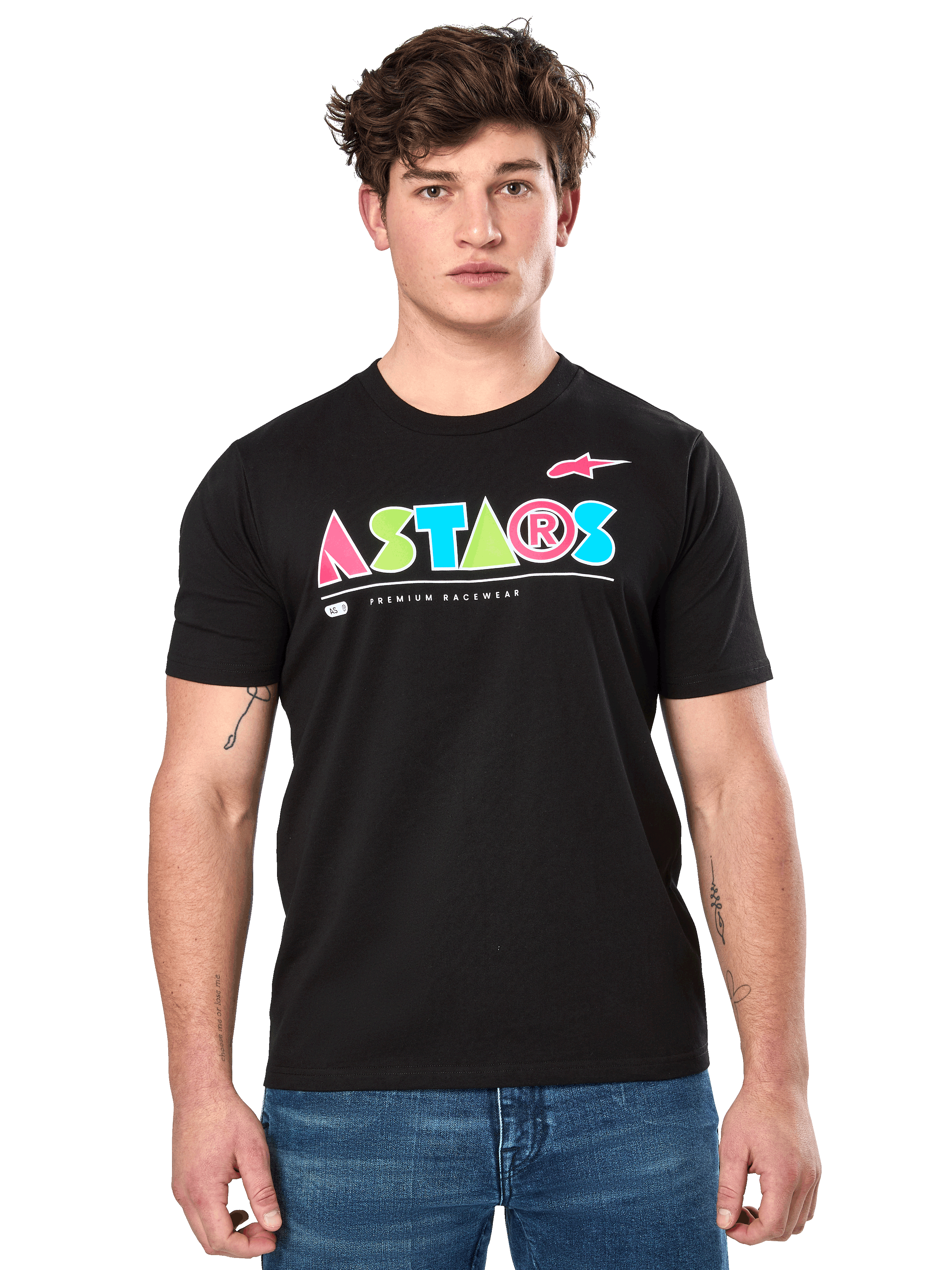 Alpinestars Cereal CSF Tee, zwart T-shirt met korte mouwen gedragen door een mannelijk model, kleurrijk geometrisch ASTARS-logo met de tekst Premium Racewear, casual motorsport streetwear