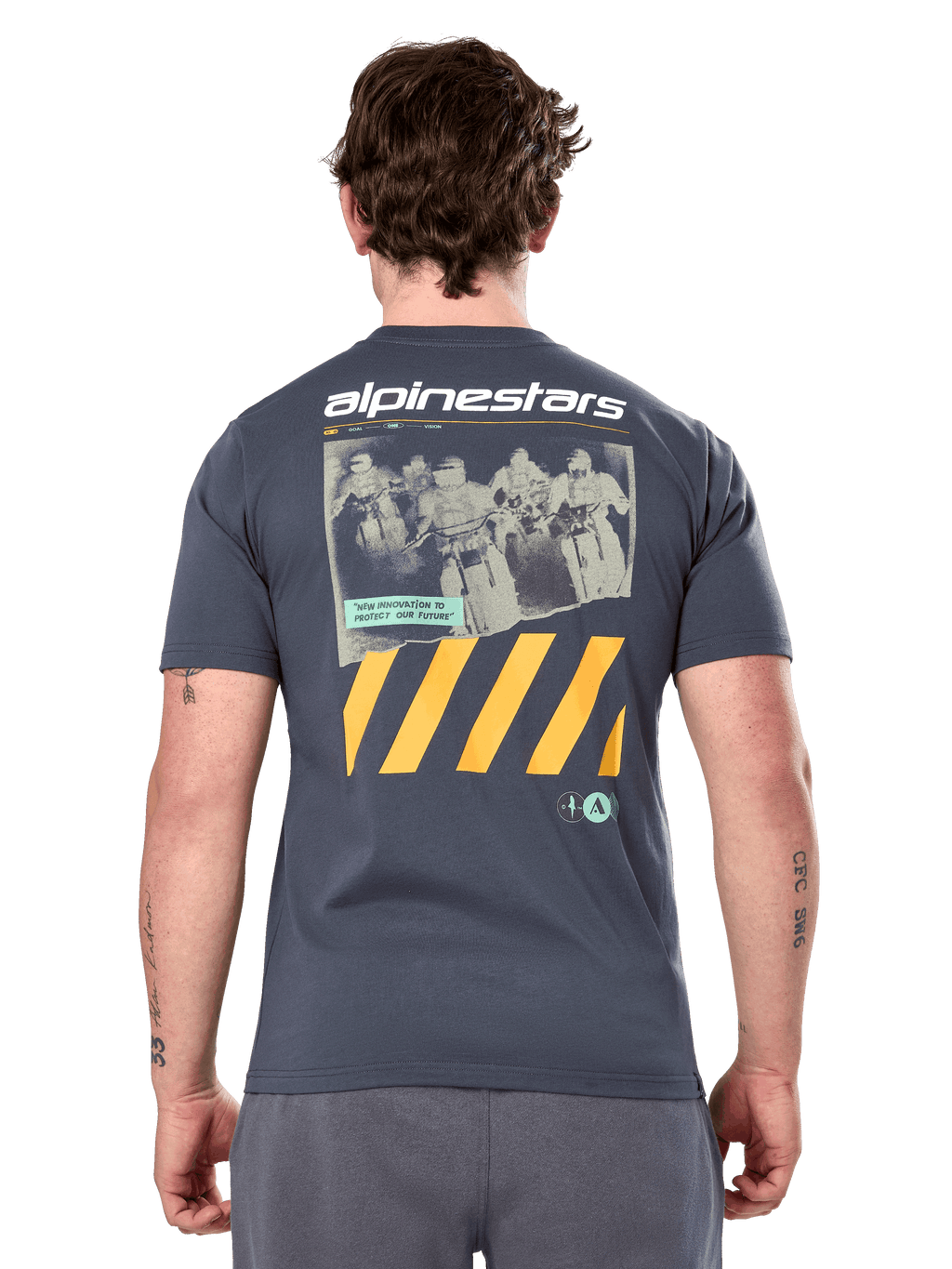 Alpinestars No Barrier Csf Tee, T-shirt met korte mouwen, antraciet, grote grafische print op de achterkant met verweerde motorcrossfoto en gele diagonale strepen, casual motorsport sportkleding