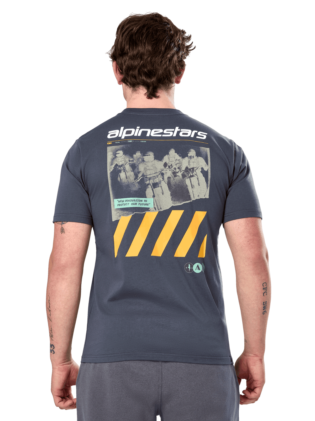 Alpinestars No Barrier Csf Tee, T-shirt met korte mouwen, antraciet, grote grafische print op de achterkant met verweerde motorcrossfoto en gele diagonale strepen, casual motorsport sportkleding