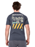 Alpinestars No Barrier Csf Tee, T-shirt met korte mouwen, antraciet, grote grafische print op de achterkant met verweerde motorcrossfoto en gele diagonale strepen, casual motorsport sportkleding