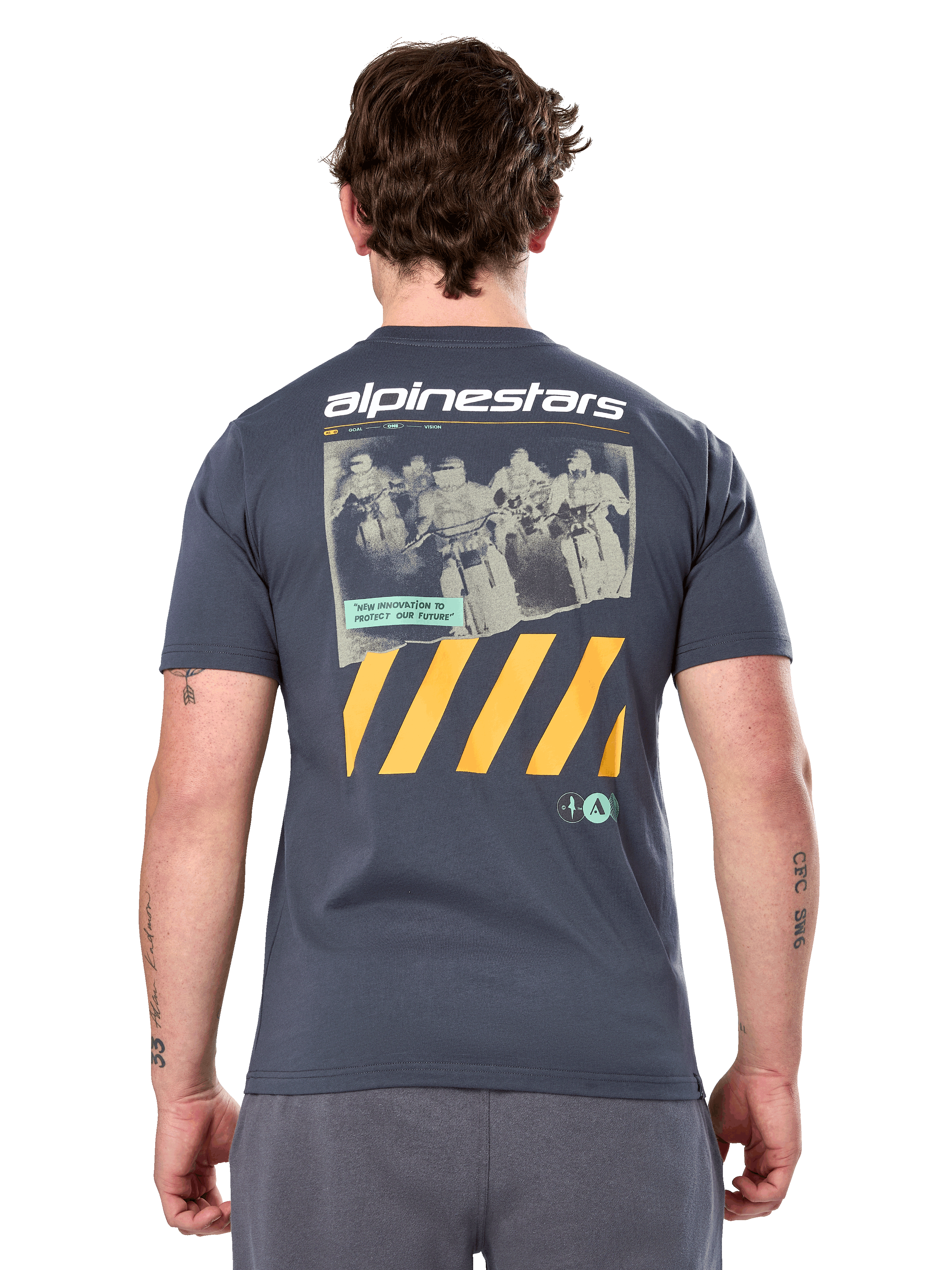 Alpinestars No Barrier Csf Tee, T-shirt met korte mouwen, antraciet, grote grafische print op de achterkant met verweerde motorcrossfoto en gele diagonale strepen, casual motorsport sportkleding