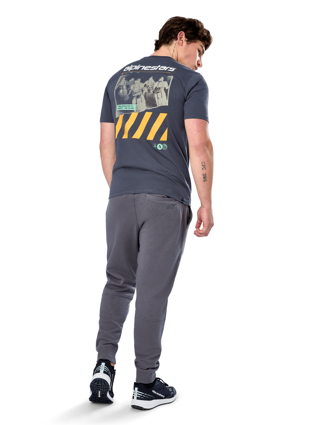 Alpinestars No Barrier CSF T-shirt, T-shirt met korte mouwen, Charcoal, achteraanzicht met grote verweerde fotoprint met gele diagonale strepen en wit logo, casual op de motorsport geïnspireerde streetwear