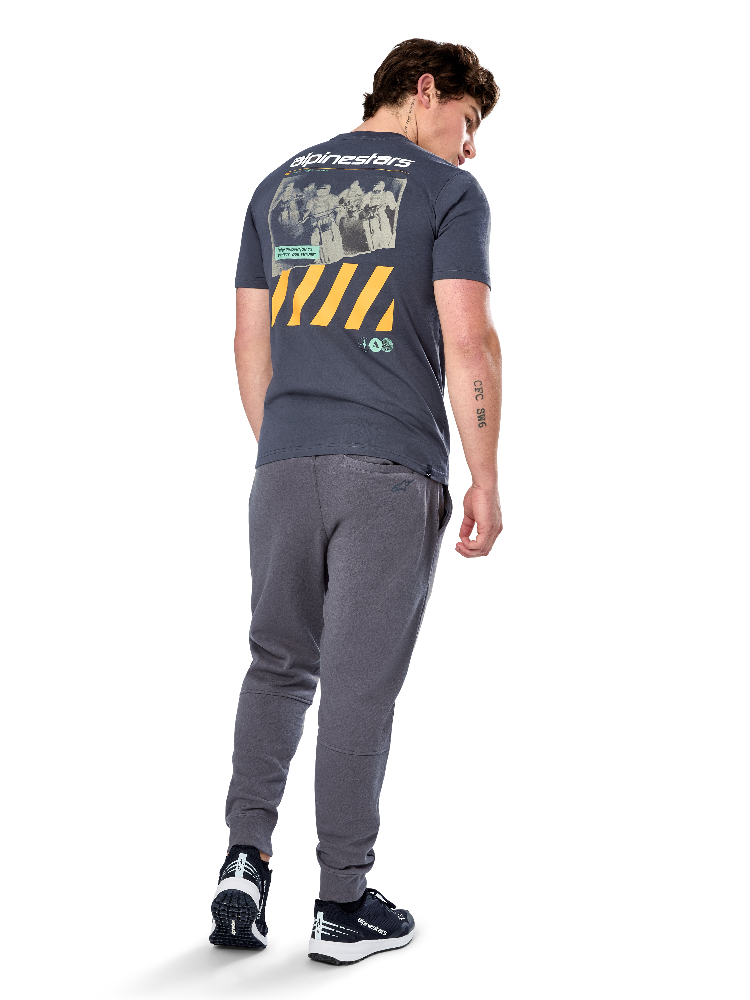 Alpinestars No Barrier CSF T-shirt, T-shirt met korte mouwen, Charcoal, achteraanzicht met grote verweerde fotoprint met gele diagonale strepen en wit logo, casual op de motorsport geïnspireerde streetwear