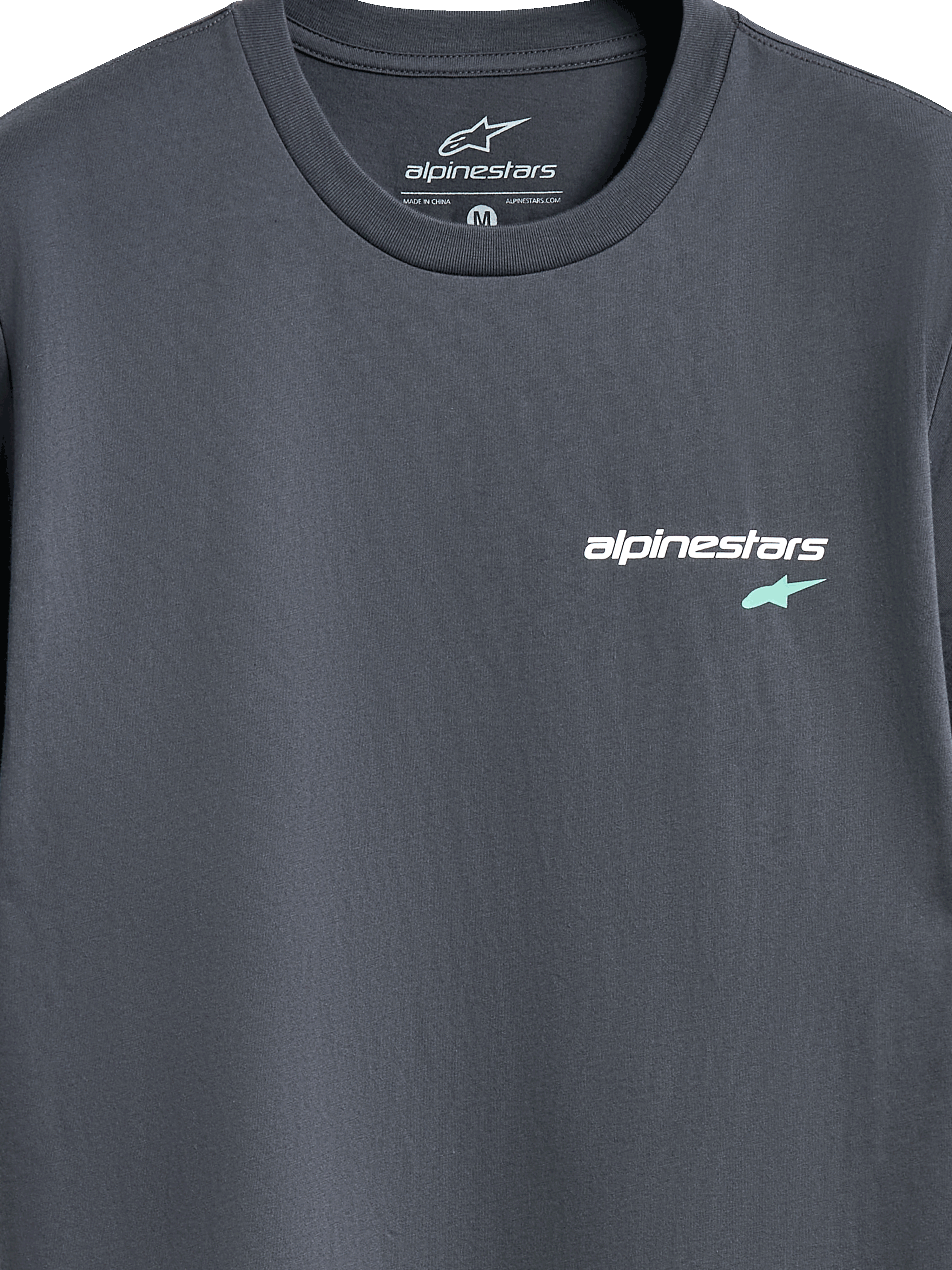 Alpinestars No Barrier CSF Tee, T-shirt met korte mouwen, Charcoal, close-up van logo op de borst met witte Alpinestars-tekst en lichtblauw stersymbool, casual motorsport streetwear