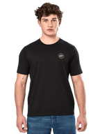 Alpinestars Dot Carbon CSF Tee, T-shirt met korte mouwen, zwart, klein rond borstlogo met witte Astar en rode rand, gedragen door een model met blauwe jeans, casual motorsport streetwear
