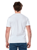 Alpinestars Dot Carbon Csf Tee, T-shirt met korte mouwen, wit, achteraanzicht op model, gedragen met blauwe denim jeans, casual motorsport streetwear