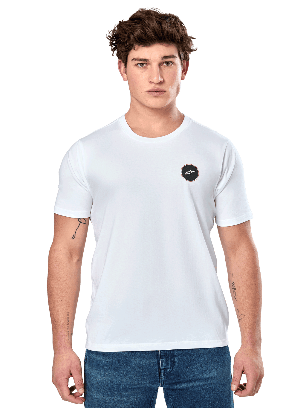 Alpinestars Dot Carbon CSF Tee, wit T-shirt met korte mouwen, mannelijk model draagt een wit shirt met klein zwart rond logo op de borst en blauwe jeans, casual motorsportstijl